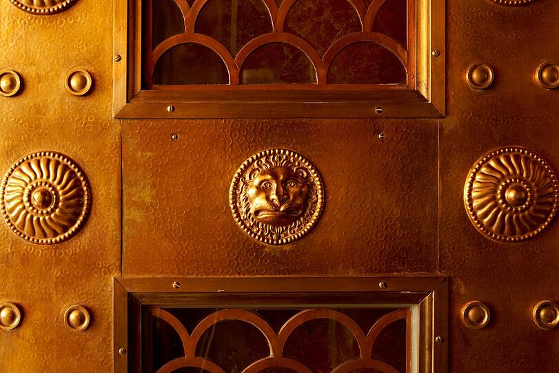 Durch diese goldene Tür muss jeder Besucher des Secret No.6