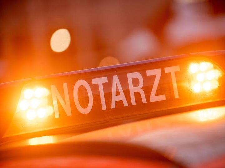 Ein Schild mit der Aufschrift "Notarzt". Foto: Lino Mirgeler/dpa/Symbolbild