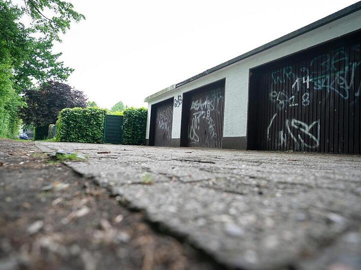Auf diesem Garagenhof in Dortmund sollen drei Schüler versucht haben, einen Lehrer mit Hämmern zu ermorden.
