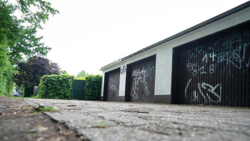 Auf diesem Garagenhof in Dortmund sollen drei Schüler versucht haben, einen Lehrer mit Hämmern zu ermorden. Auf diesem Garagenhof in Dortmund sollen drei Schüler versucht haben, einen Lehrer mit Hämmern zu ermorden.