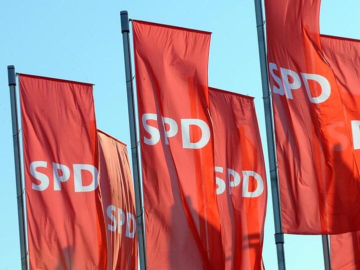 Fahnen der SPD wehen beim Landesparteitag der SPD. Foto: Patrick Seeger/Archiv