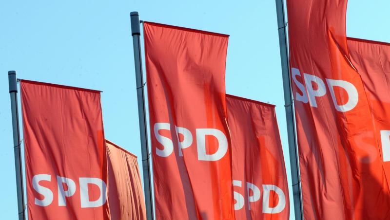 Fahnen der SPD wehen beim Landesparteitag der SPD. Foto: Patrick Seeger/Archiv Fahnen der SPD wehen beim Landesparteitag der SPD. Foto: Patrick Seeger/Archiv