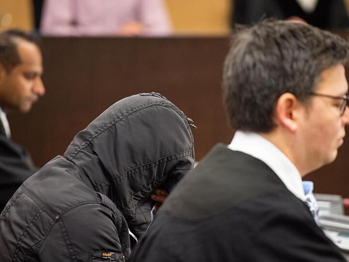 Der wegen Mordes an seiner siebenjährigen Tochter angeklagte Familienvater sitzt mit seinen Verteidigern im Düsseldorfer Landgericht.