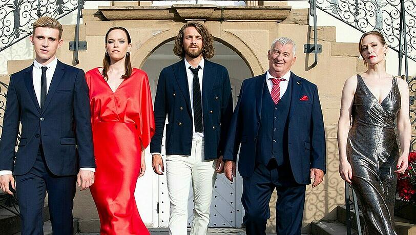 "Verbotene Liebe - Next Generation" (v.r.): Eva Verhoven (Stephanie Japp), Robert Verhoven (Heinz Hoenig), Alexander Verhoven (Frederik Götz), Livia Verhoven (Livia Matthes) und Paul Verhoven (Lennart Betzgen) "Verbotene Liebe - Next Generation" (v.r.): Eva Verhoven (Stephanie Japp), Robert Verhoven (Heinz Hoenig), Alexander Verhoven (Frederik Götz), Livia Verhoven (Livia Matthes) und Paul Verhoven (Lennart Betzgen)