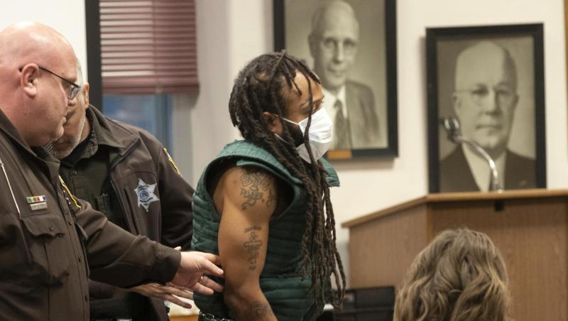 Der Angeklagte Darrell B. (m.) wird nach seinem ersten Auftritt vor dem Waukesha County Court aus dem Gerichtssaal geführt.