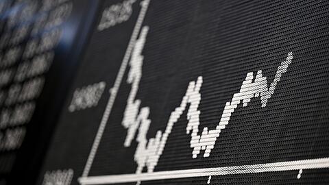 Dax-Kurve an der Frankfurter Wertpapierbörse (Archiv). Viele Reiche rund um den Globus haben im vergangenen Jahr den Einbruch der Aktienmärkte zu spüren bekommen.