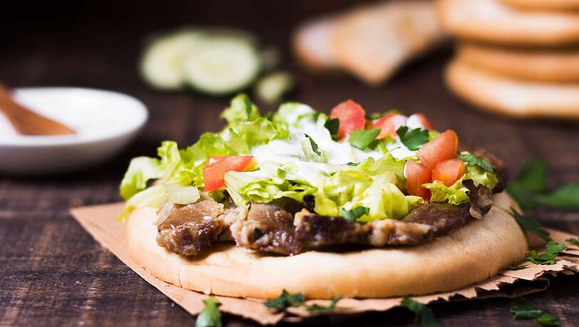 Einige pflanzliche Produkte sind optisch kaum noch von ihren tierischen Namensvettern zu unterscheiden. Ein Beispiel dafür ist der fleischlose Kebab. Einige pflanzliche Produkte sind optisch kaum noch von ihren tierischen Namensvettern zu unterscheiden. Ein Beispiel dafür ist der fleischlose Kebab.