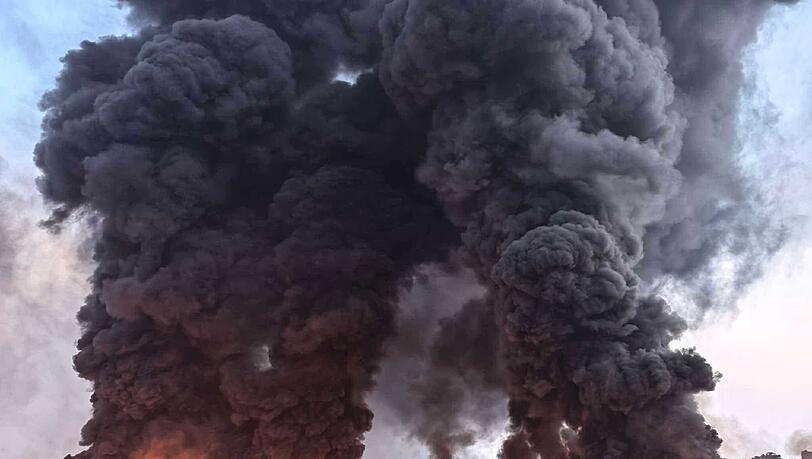 Eine gewaltige Rauchs&auml;ule stieg in den Himmel.