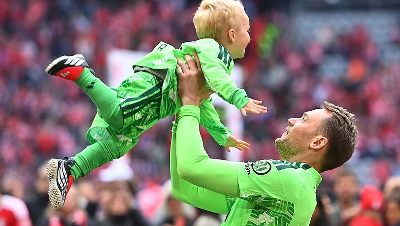 Manuel Neuer und sein Sohn: Die Familie des Torwarts wächst weiter. Manuel Neuer und sein Sohn: Die Familie des Torwarts wächst weiter.