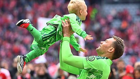 Manuel Neuer und sein Sohn: Die Familie des Torwarts w&auml;chst weiter.