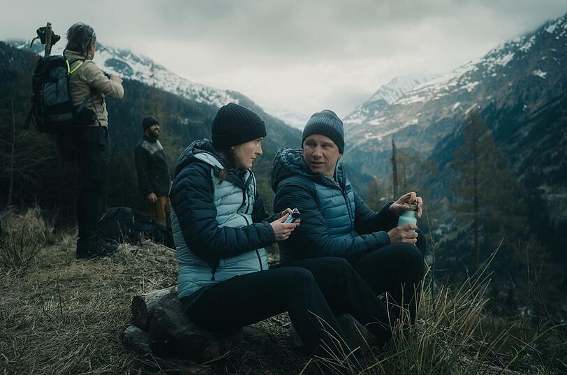 Was treibt Wanderf&uuml;hrer Martin Kogler (Robert Stadlober) mit seiner schwangeren Frau Julia (Rebecca Lindauer) in Bad Gastein? Um den Mann gibt es ein Geheimnis, &uuml;ber das Lukas Geier wohl mehr wei&szlig;.