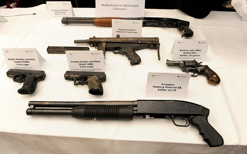 erschiedene Waffen, darunter zwei Pistolen, ein Revolver, eine Pumpgun sowie eine Maschinenpistole liegen am Donnerstag (01.12.11) in Karlsruhe bei einer Pressekonferenz zum Stand der Ermittlungen gegen die rechtsextreme Terrorzelle "Nationalsozialistischer Untergrund" (NSU) auf einem Tisch.