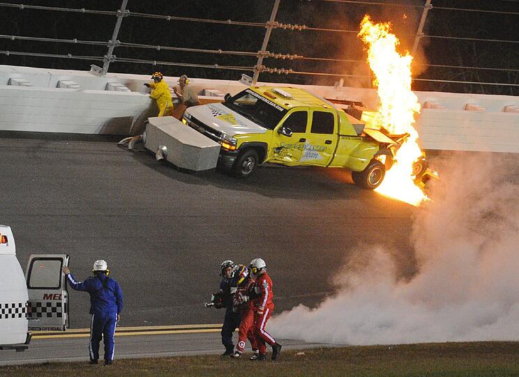 Spektakulärer Feuerunfall von Juan Pablo Montoya in Daytona. Der ehemalige Formel-1-Pilot war mit einem Safety-Car kollidiert, das in Flammen aufging. Die Bilder vom Crash.