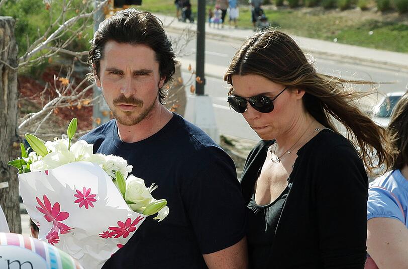 Batman-Star Christian Bale hat gemeinsam mit seiner Frau Sibi Blazic die Trauernden sowie überlebende Opfer des Kino-Amokschützen in Aurora besucht - sehen Sie hier die emotionalen Bilder.
