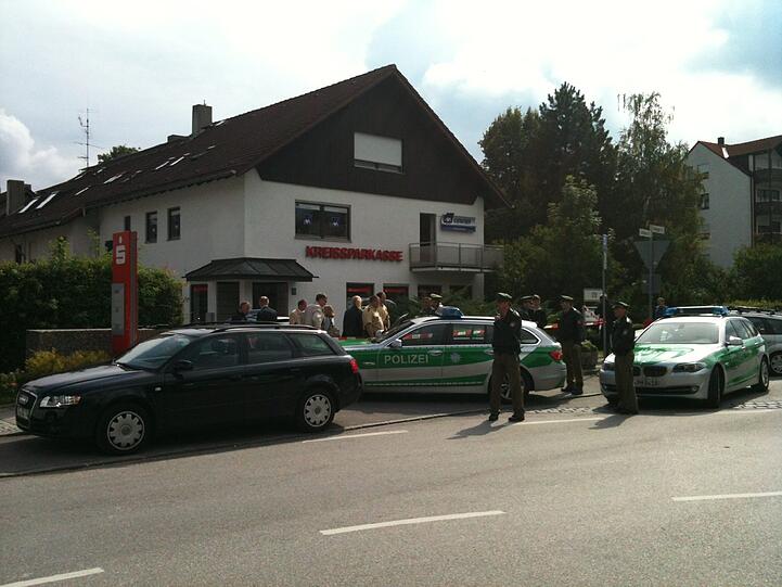 Polizisten vor dem Tatort in Martinsried