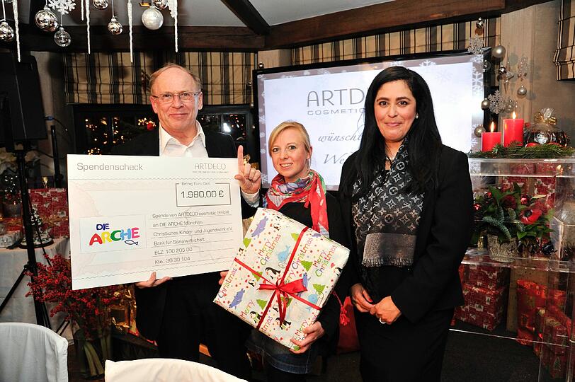 Artdeco-Gründer Helmut Baurecht mit Antje Breda von der Arche München und Artdeco-PR-Managerin Nagia El Sayed - Prominente Weihnachtsstimmung auf der Artdeco-Weihnachtsfeier beim Käfer.
