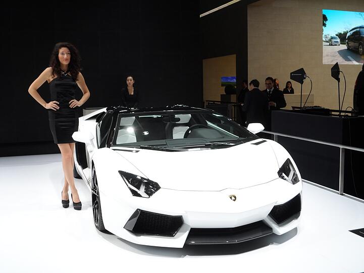 Schöne Frauen an neuen Autos: Eine nach wie vor unschlagbar attraktive Kombination - auch in Shanghai.