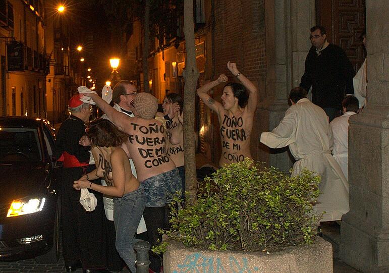 Nackter Protest: Femen-Aktivistinnen demonstrieren gegen den spanischen Bischof Maria Rouco Varela.