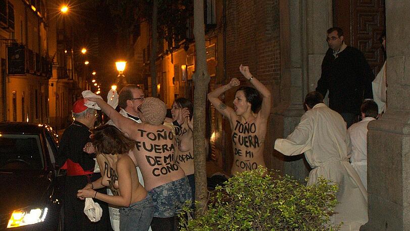 Nackter Protest: Femen-Aktivistinnen demonstrieren gegen den spanischen Bischof Maria Rouco Varela. Nackter Protest: Femen-Aktivistinnen demonstrieren gegen den spanischen Bischof Maria Rouco Varela.