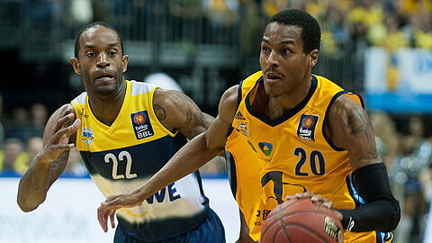 Alex Renfroe (r.) von Alba Berlin wechselt zur kommenden Saison zum FC Bayern Basketball.
