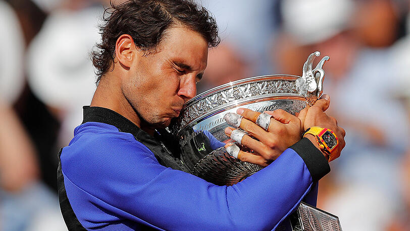 Nicht mehr loslassen: Rafael Nadal mit dem Pokal Nicht mehr loslassen: Rafael Nadal mit dem Pokal