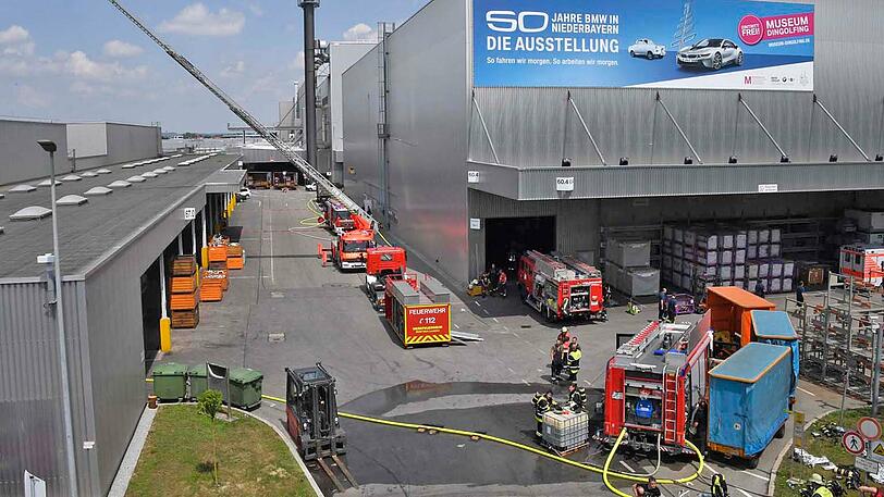 Bilder des Feuerwehreinsatzes am Landshuter BMW-Werk: Der Sachschaden wird auf über zwei Millionen Euro geschätzt.