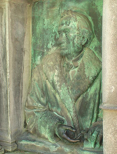 In seiner Hand finden sich die Münzen.