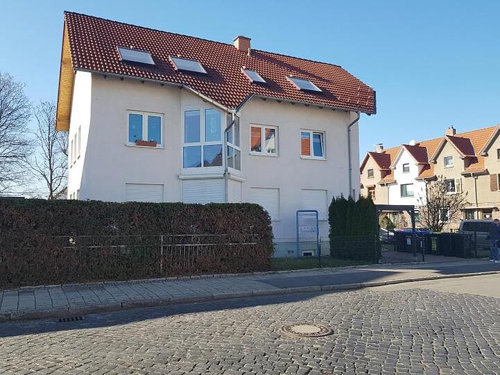 Heruntergelassene Jalousien sind an der Praxis des Sportarztes Mark S. zu sehen. Foto: WichmannTV/dpa-Zentralbild/dpa/Archivbild