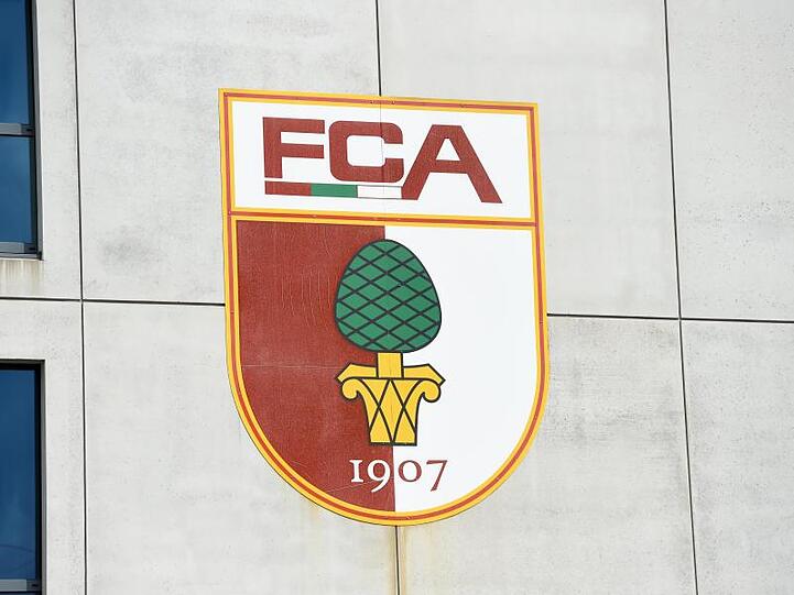 Das Vereinswappen des FC Augsburg ist an der Stadionfassade zu sehen. Foto: picture alliance/dpa/Symbolbild