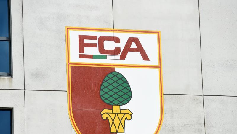 Das Vereinswappen des FC Augsburg ist an der Stadionfassade zu sehen. Foto: picture alliance/dpa/Symbolbild Das Vereinswappen des FC Augsburg ist an der Stadionfassade zu sehen. Foto: picture alliance/dpa/Symbolbild