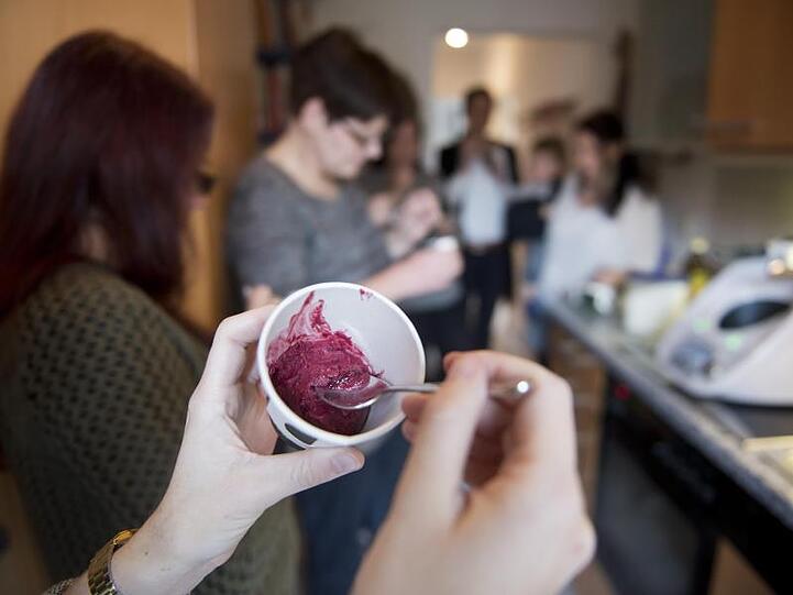 Eine Teilnehmerin einer Vorwerk-Verkaufsparty mit einem im "Thermomix" hergestellten Eis.