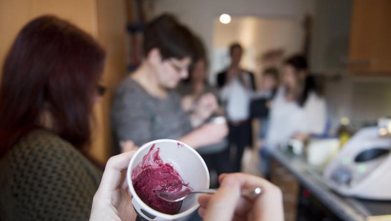 Eine Teilnehmerin einer Vorwerk-Verkaufsparty mit einem im "Thermomix" hergestellten Eis. Eine Teilnehmerin einer Vorwerk-Verkaufsparty mit einem im "Thermomix" hergestellten Eis.