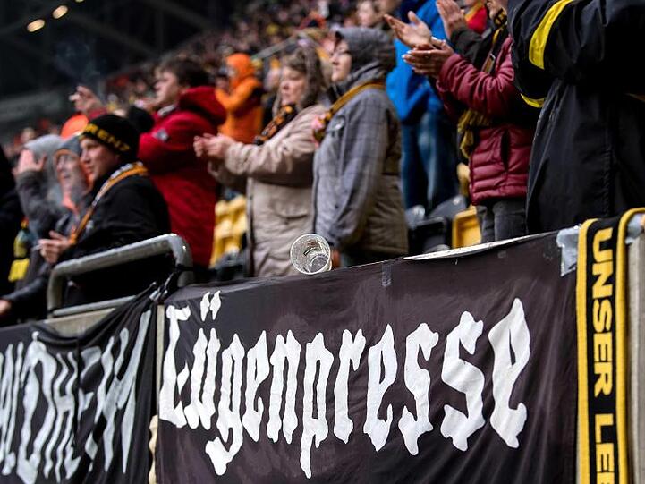 Ein Transparent mit der Aufschrift "Lügenpresse" hängt seit mehreren Jahren zu jedem Heimspiel von Dynamo Dresden immer an der gleichen Stelle im Stadion.