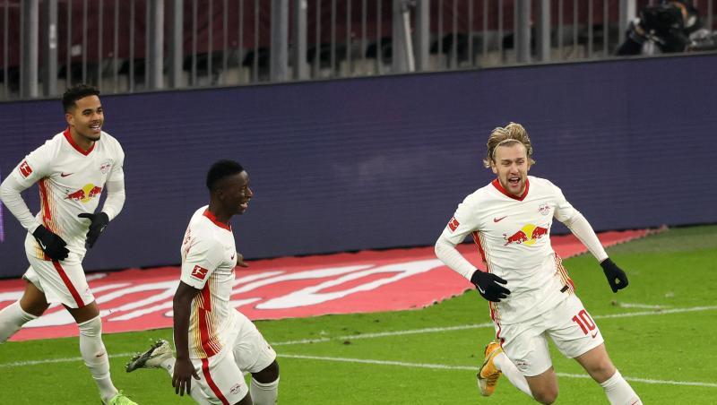 Die Leipziger um Emil Forsberg (r) wollen den Schwung aus dem Bundesliga-Spitzenspiel in die Champions League mitnehmen.