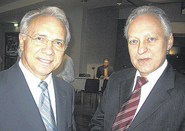 Ehrengast: Flughafen-Chef Karl-Heinz Krüger (r.) wurde von Arena-Geschäftsführer Rudolf Schnabel begrüßt.