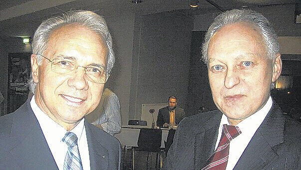 Ehrengast: Flughafen-Chef Karl-Heinz Krüger (r.) wurde von Arena-Geschäftsführer Rudolf Schnabel begrüßt.