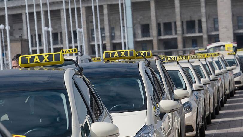 Taxis stehen aufgereit vor dem Berliner Olympiastadion bereit.