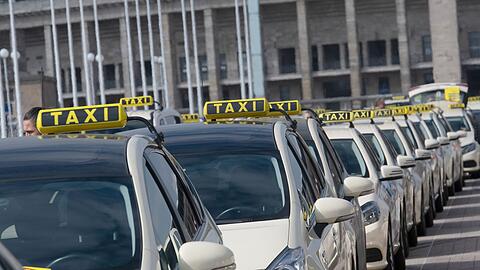 Taxis stehen aufgereit vor dem Berliner Olympiastadion bereit.