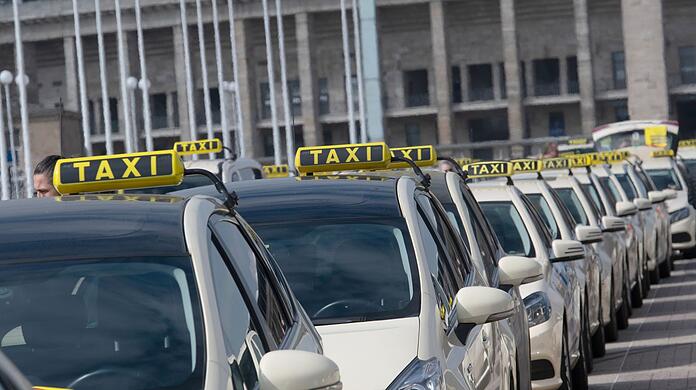 Taxis stehen aufgereit vor dem Berliner Olympiastadion bereit.