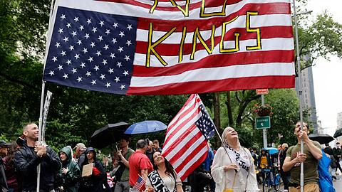 In New York blieben einige Demonstranten nach dem Ende der Protestaktion noch in Manhattan.