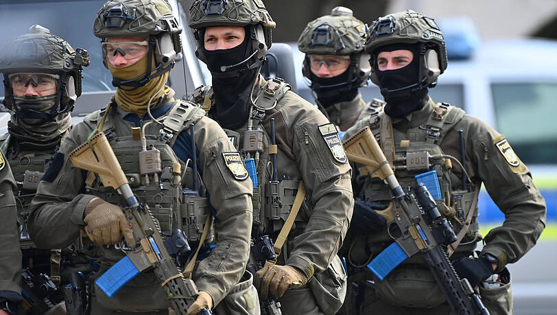 Die bayerischen Spezialeinsatzkräfte (SEK) in Kampfmontur. Sie sind schwer bewaffnet und kommen zum Einsatz, wenn Messer oder Schusswafen im Spiel sind. Im Bild trainieren sie einen Terrorabwehr-Einsatz. Die bayerischen Spezialeinsatzkräfte (SEK) in Kampfmontur. Sie sind schwer bewaffnet und kommen zum Einsatz, wenn Messer oder Schusswafen im Spiel sind. Im Bild trainieren sie einen Terrorabwehr-Einsatz.