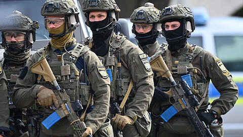 Die bayerischen Spezialeinsatzkr&auml;fte (SEK) in Kampfmontur. Sie sind schwer bewaffnet und kommen zum Einsatz, wenn Messer oder Schusswafen im Spiel sind. Im Bild trainieren sie einen Terrorabwehr-Einsatz.