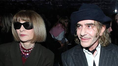 Anna Wintour - hier mit John Galliano bei einer Christian-Dior-Schau im Januar in Paris - lobt den Designer in der Ank&uuml;ndigung ausdr&uuml;cklich, betonte aber auch, dass sein antisemitischer Skandal in der Ausstellung nicht ausgespart werden solle.