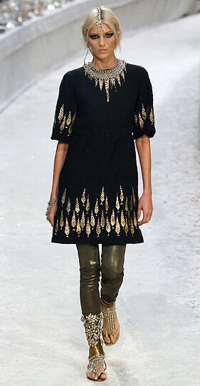 Models aus einer anderen Welt: Karl Lagerfeld hat am Dienstag seine neue &bdquo;Chanel Métiers d&rsquo;Art&ldquo;-Kollektion in Paris präsentiert - hier gibt's die besten Bilder.