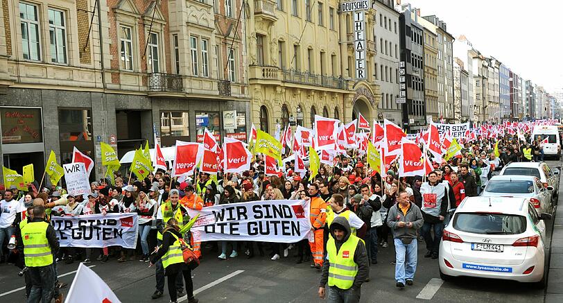 Wie hier in München, legten vielerorts in Bayern tausende öffentlich Bedienstste die Arbeit nieder und demonstrierten für mehr Lohn.