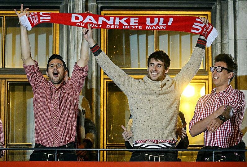 So sehen Sieger aus! Ausgelassen feiern die Bayern-Stars die früheste Meisterschaft der Geschichte. Die Bilder vom Marienplatz