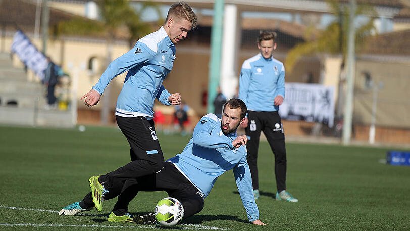 Felix Weber im Duell mit Daniel Wein (links).