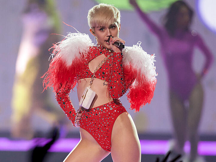 Miley Cyrus macht immer wieder Schlagzeilen mit ihren kuriosen Outfits