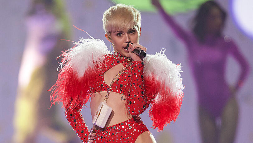 Miley Cyrus macht immer wieder Schlagzeilen mit ihren kuriosen Outfits Miley Cyrus macht immer wieder Schlagzeilen mit ihren kuriosen Outfits