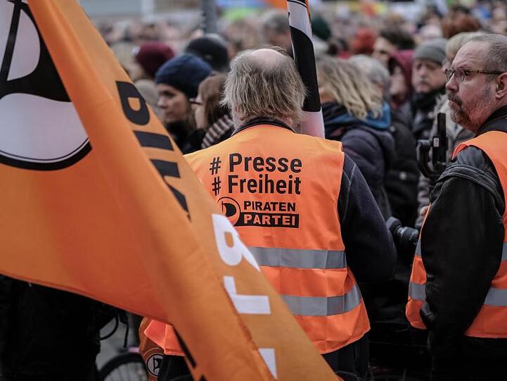 Anhänger der Piratenpartei machen sich für die Pressefreiheit stark.